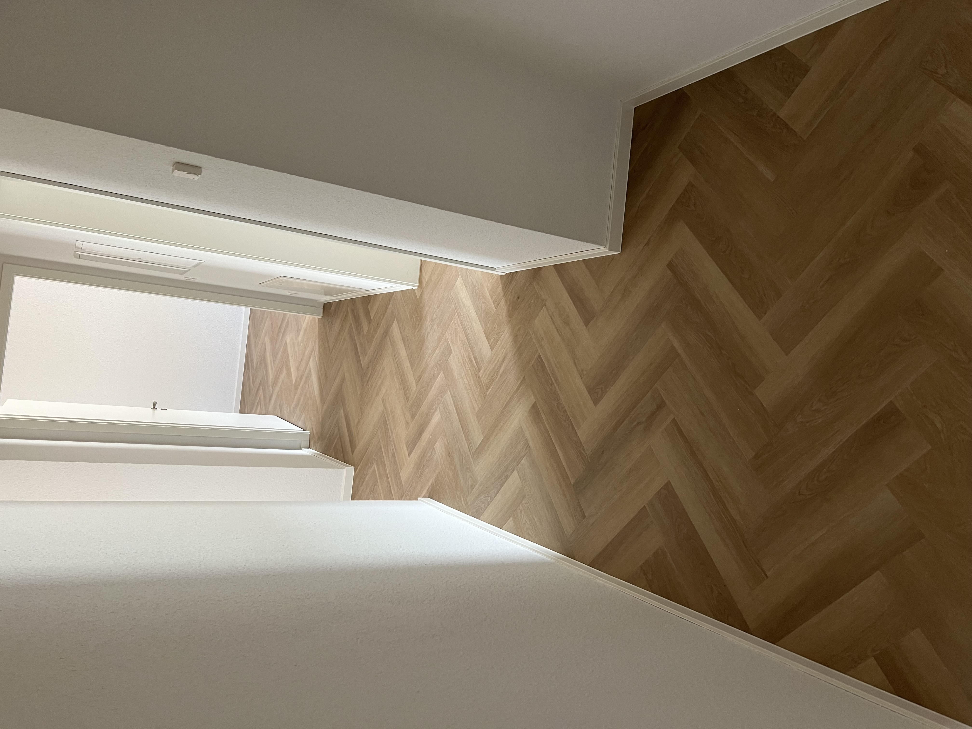 Vinyl-Click im Fischgrät, Peißenberg – mit weißen Sockelleisten