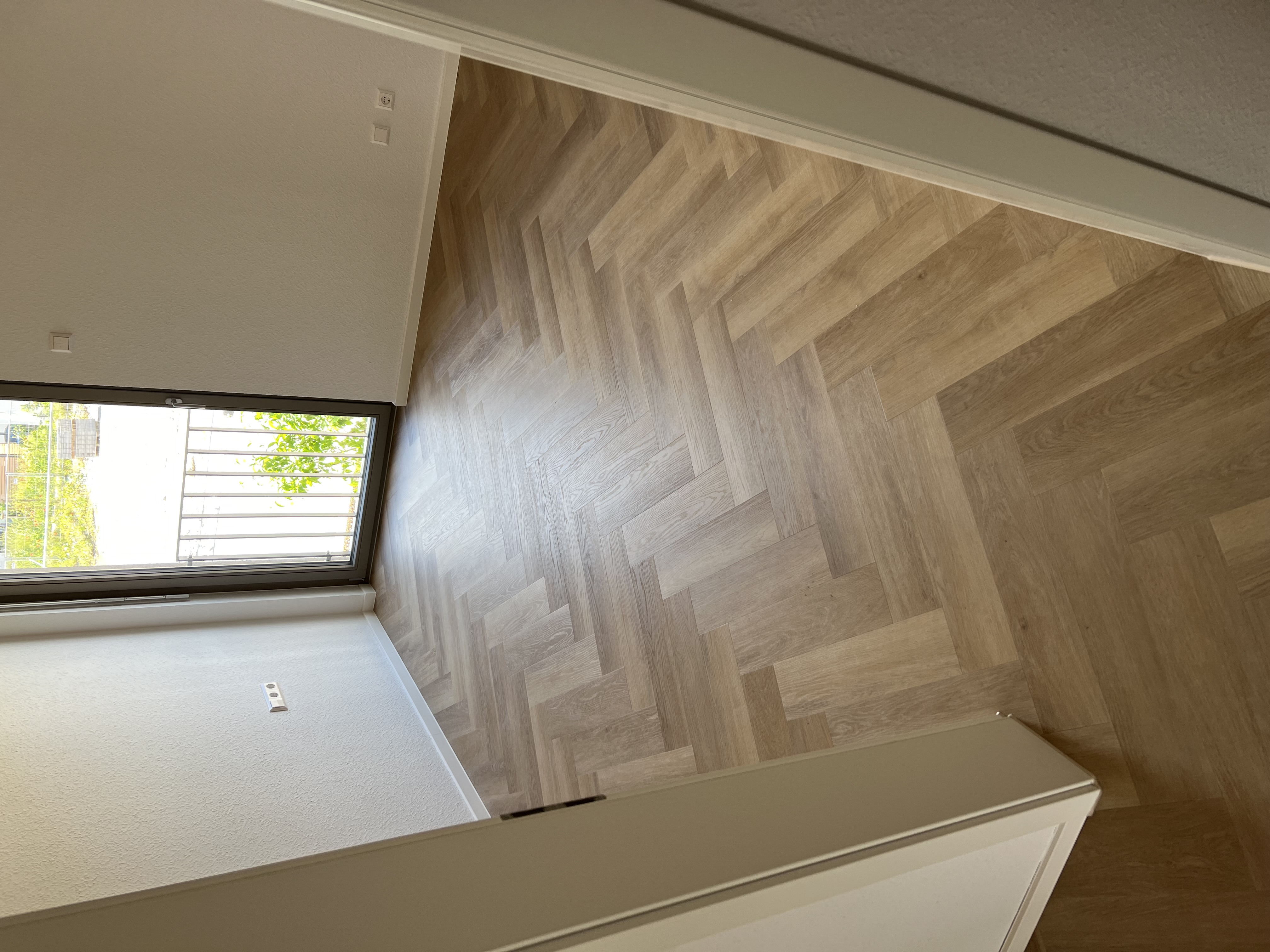 Vinyl-Click im Fischgrät, Peißenberg – mit weißen Sockelleisten – Fd074c77f1a1bcce