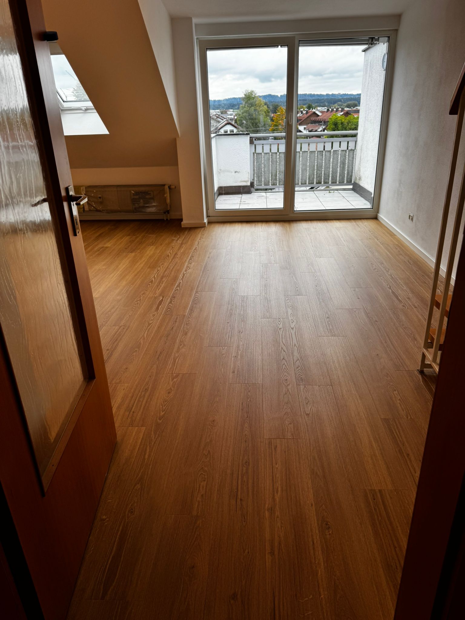 Durchgehender Designboden in kompletter Wohnung – Weilheim – 55ec5c82153701f8