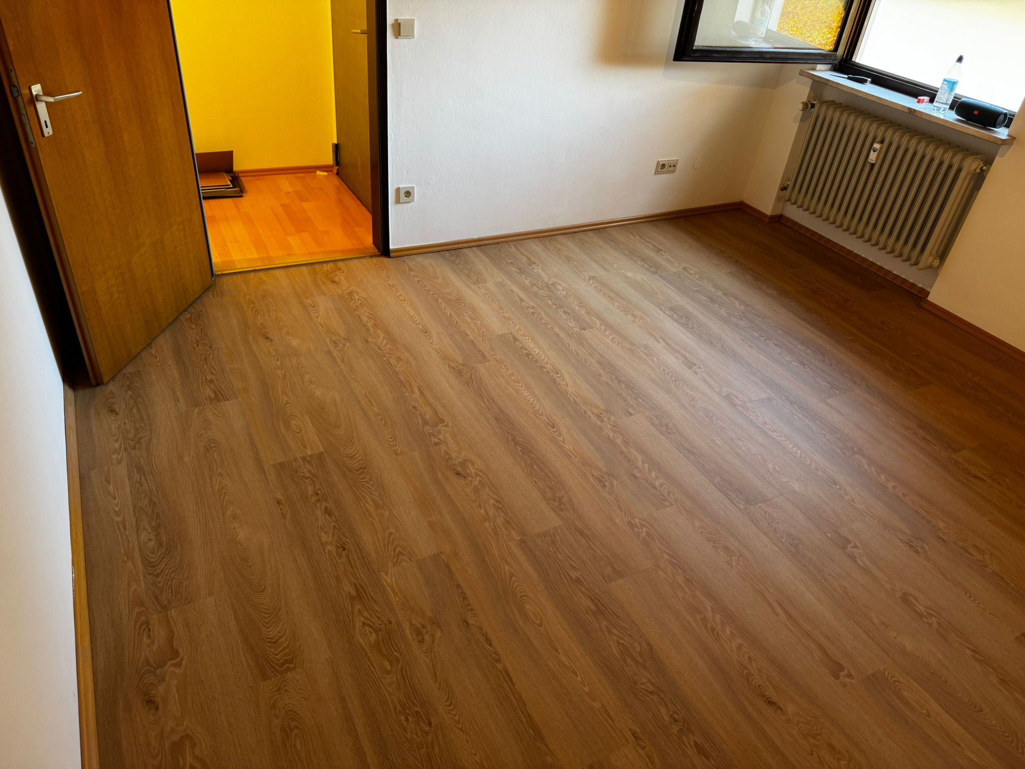 Schlafzimmer modernisiert – Vinylboden statt Teppich in Weilheim – F29d6bfb503b59c5