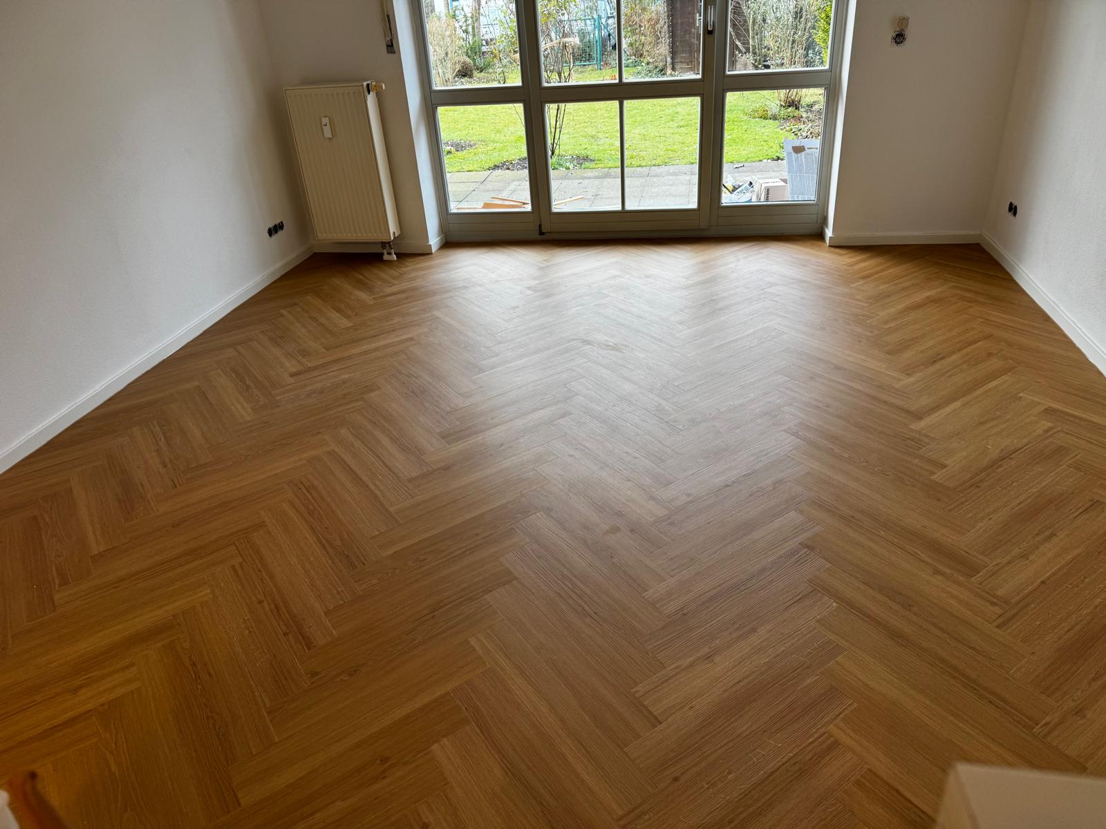 JOKA Designboden in Fischgrät – sorgfältig vorbereitet und verlegt – 6f69cd9befddccc1