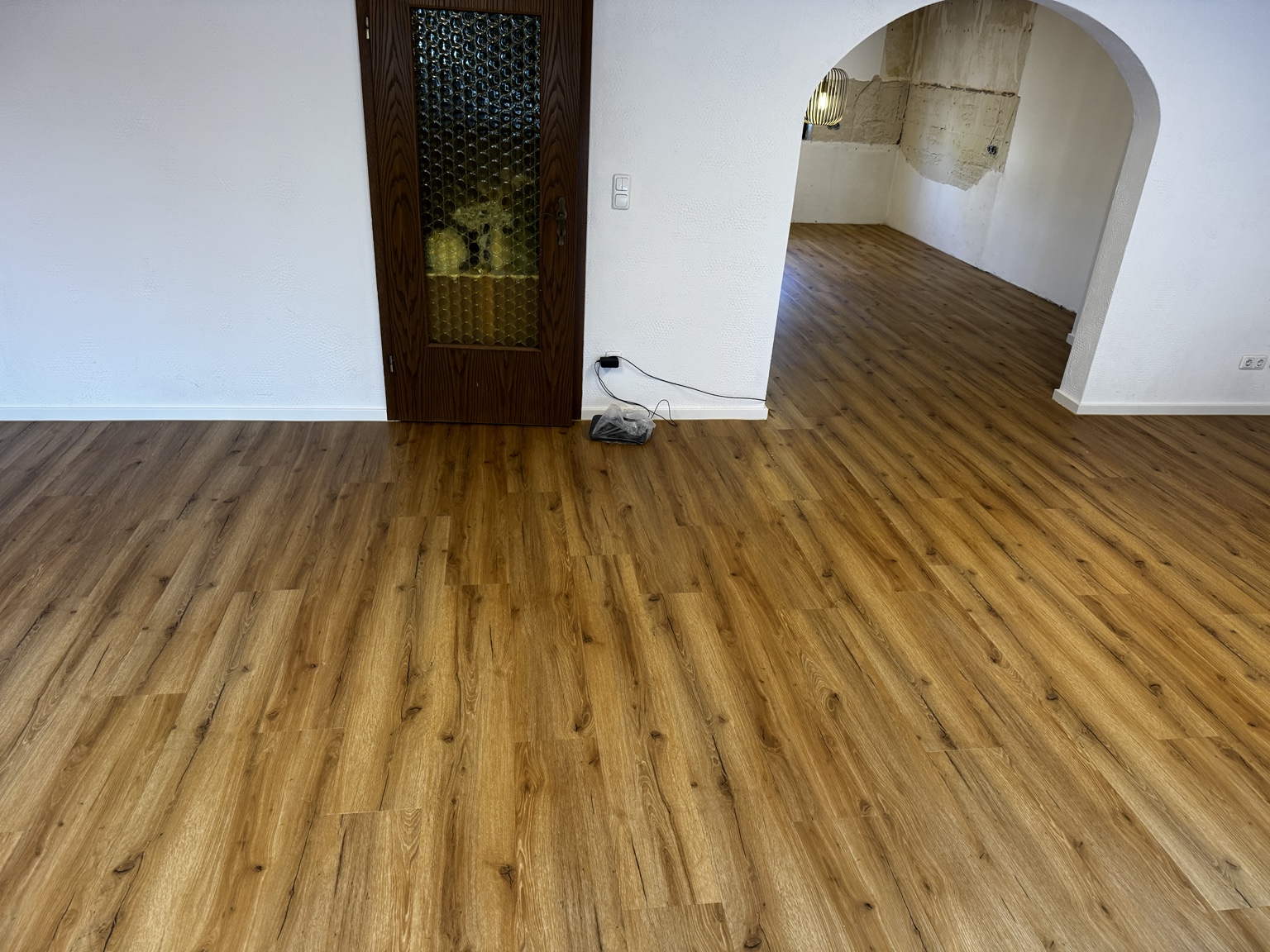 Nachher – modernisierter Wohnraum mit Designboden