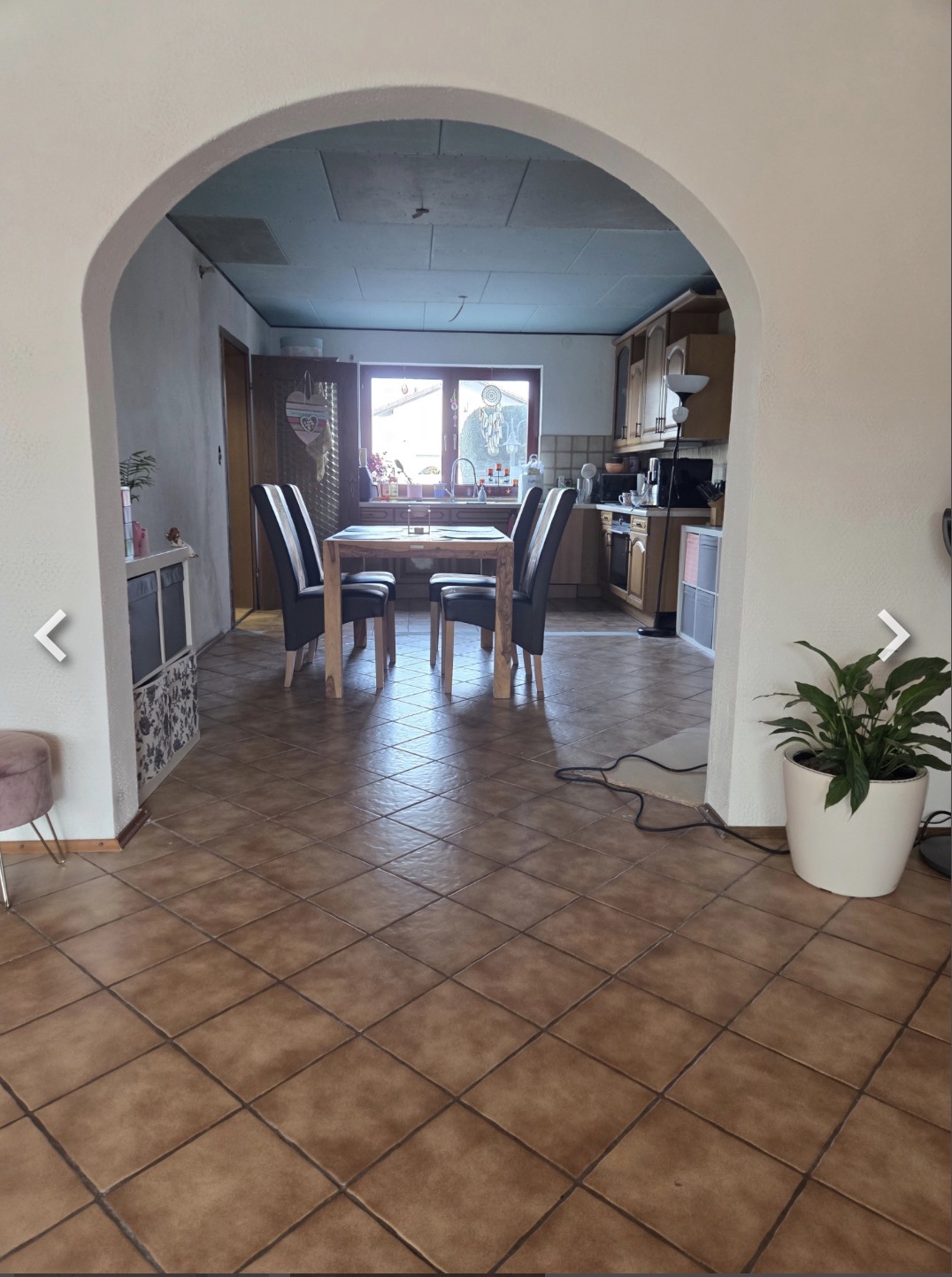 Vorher – Wohnraum mit altem Fliesenboden